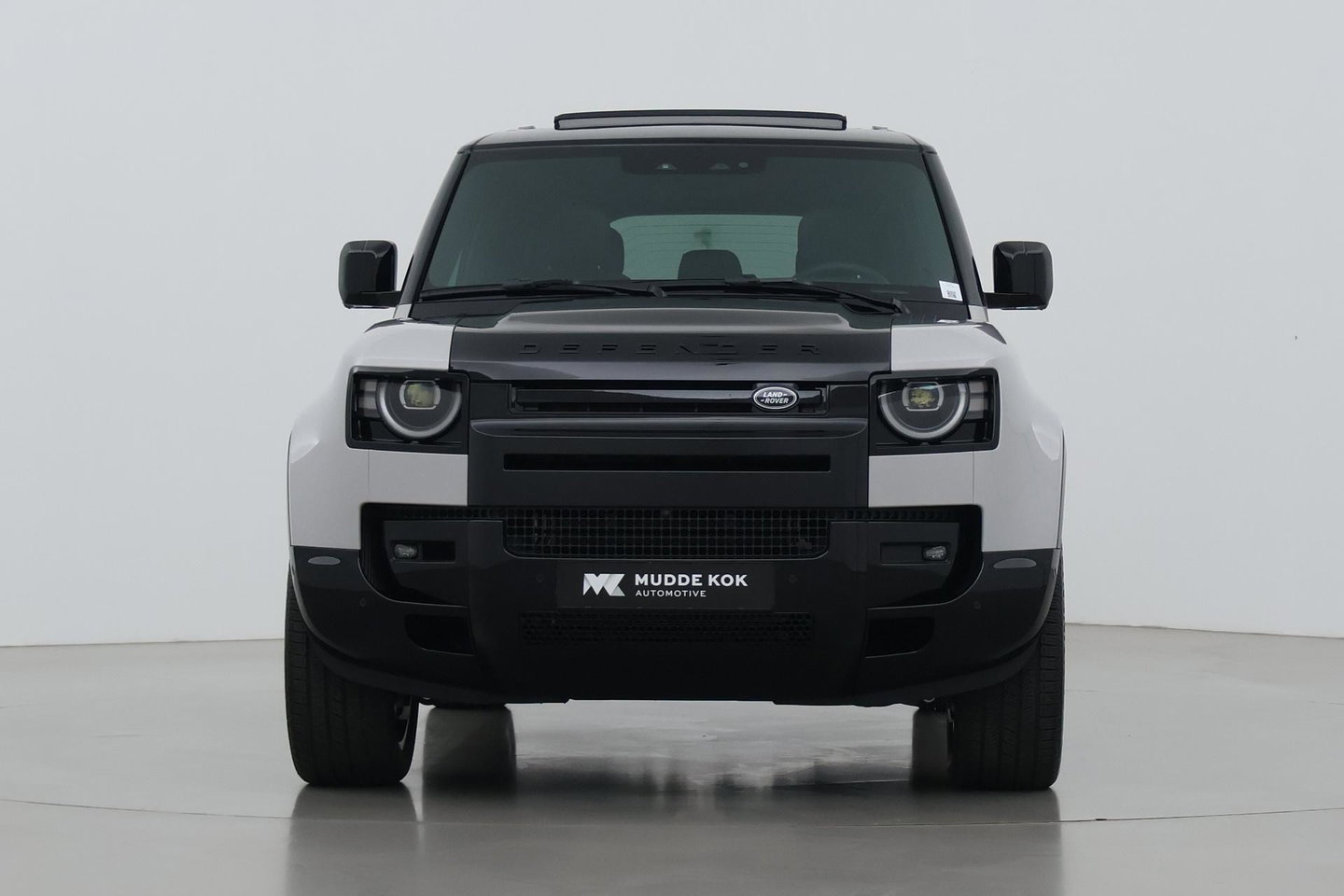 Land Rover Defender 2.0 P300e 110 X | FACELIFT | ClearSight | Meridian Surround | Trekhaak | Luchtvering | Koelbox | Panoramadak | 22 Inch