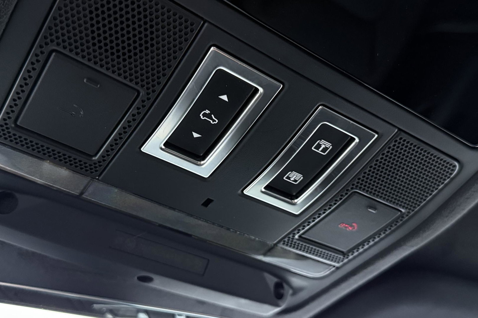 Land Rover Defender 2.0 P300e 110 X | FACELIFT | ClearSight | Meridian Surround | Trekhaak | Luchtvering | Koelbox | Panoramadak | 22 Inch