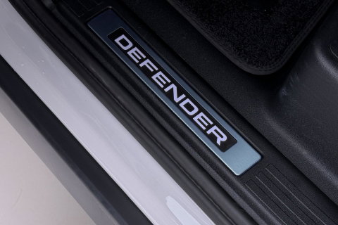 Land Rover Defender 2.0 P300e 110 X | FACELIFT | ClearSight | Meridian Surround | Trekhaak | Luchtvering | Koelbox | Panoramadak | 22 Inch