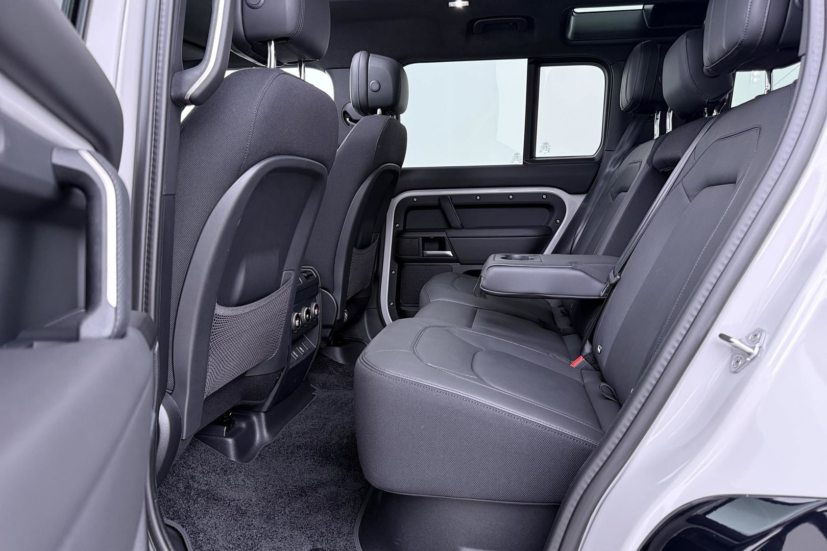 Land Rover Defender 2.0 P300e 110 X | FACELIFT | ClearSight | Meridian Surround | Trekhaak | Luchtvering | Koelbox | Panoramadak | 22 Inch