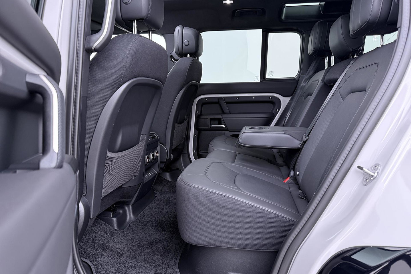 Land Rover Defender 2.0 P300e 110 X | FACELIFT | ClearSight | Meridian Surround | Trekhaak | Luchtvering | Koelbox | Panoramadak | 22 Inch