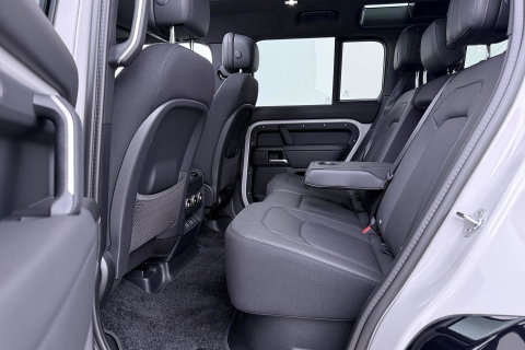 Land Rover Defender 2.0 P300e 110 X | FACELIFT | ClearSight | Meridian Surround | Trekhaak | Luchtvering | Koelbox | Panoramadak | 22 Inch