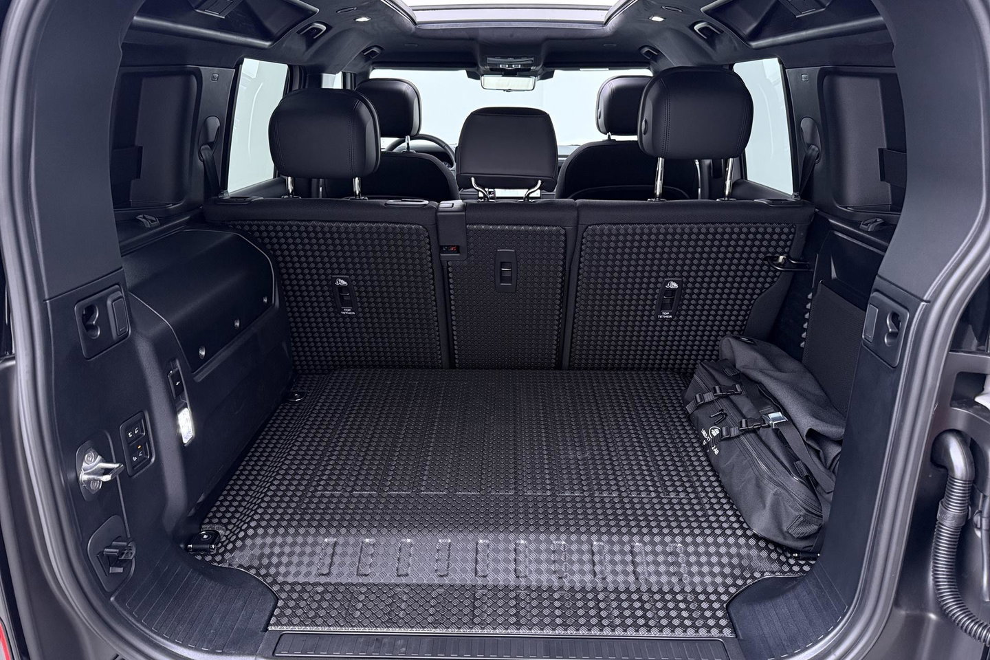 Land Rover Defender 2.0 P300e 110 X | FACELIFT | ClearSight | Meridian Surround | Trekhaak | Luchtvering | Koelbox | Panoramadak | 22 Inch