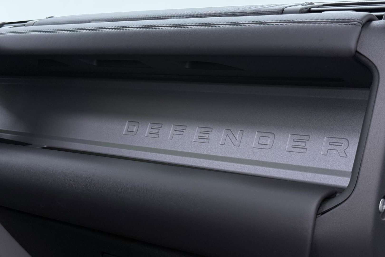 Land Rover Defender 2.0 P300e 110 X | FACELIFT | ClearSight | Meridian Surround | Trekhaak | Luchtvering | Koelbox | Panoramadak | 22 Inch