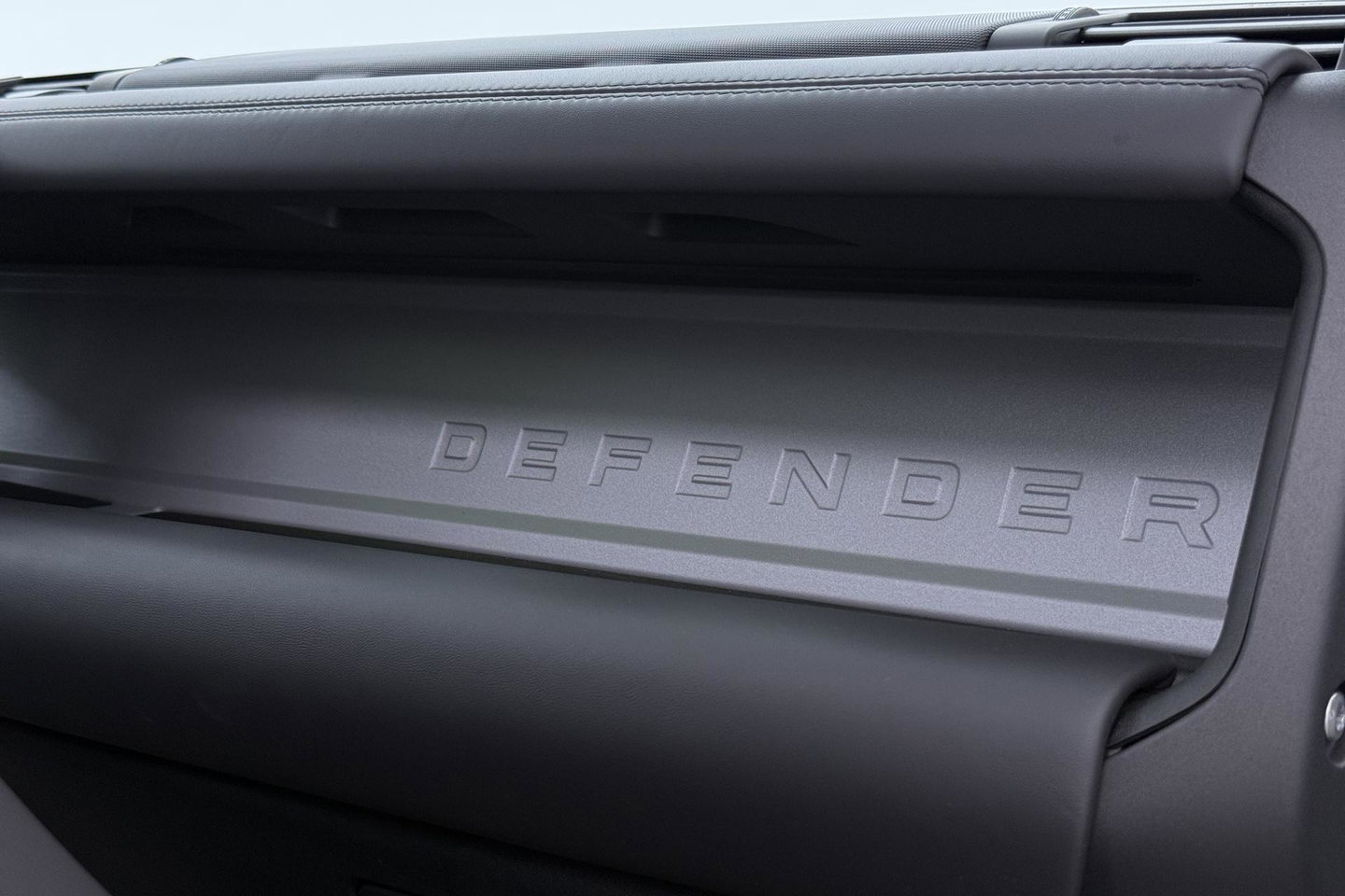 Land Rover Defender 2.0 P300e 110 X | FACELIFT | ClearSight | Meridian Surround | Trekhaak | Luchtvering | Koelbox | Panoramadak | 22 Inch