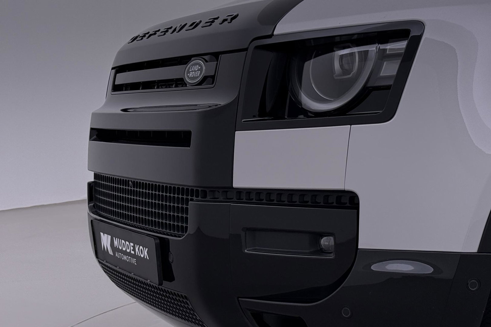 Land Rover Defender 2.0 P300e 110 X | FACELIFT | ClearSight | Meridian Surround | Trekhaak | Luchtvering | Koelbox | Panoramadak | 22 Inch