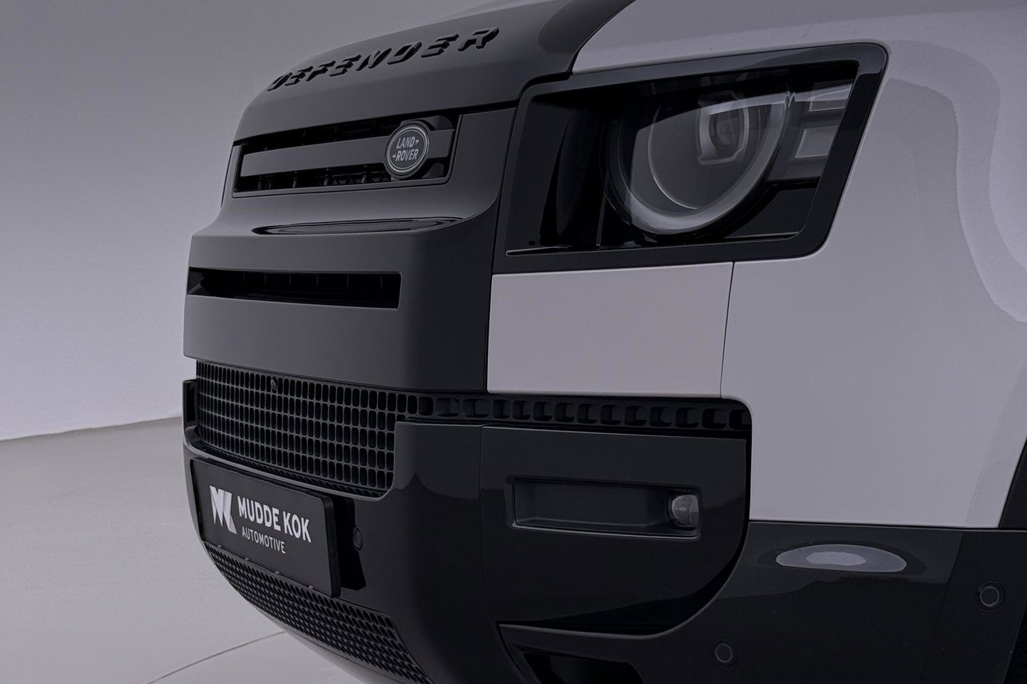 Land Rover Defender 2.0 P300e 110 X | FACELIFT | ClearSight | Meridian Surround | Trekhaak | Luchtvering | Koelbox | Panoramadak | 22 Inch
