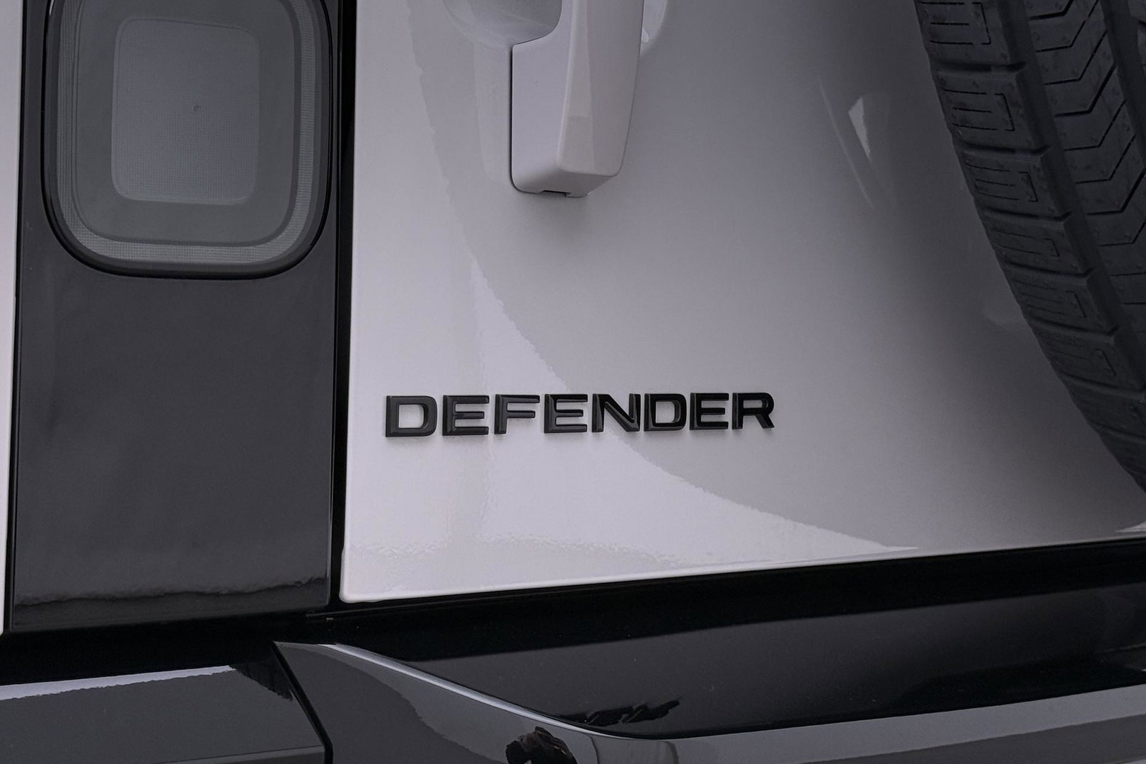 Land Rover Defender 2.0 P300e 110 X | FACELIFT | ClearSight | Meridian Surround | Trekhaak | Luchtvering | Koelbox | Panoramadak | 22 Inch
