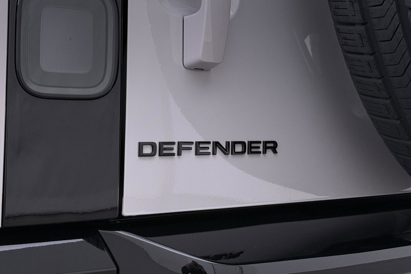 Land Rover Defender 2.0 P300e 110 X | FACELIFT | ClearSight | Meridian Surround | Trekhaak | Luchtvering | Koelbox | Panoramadak | 22 Inch