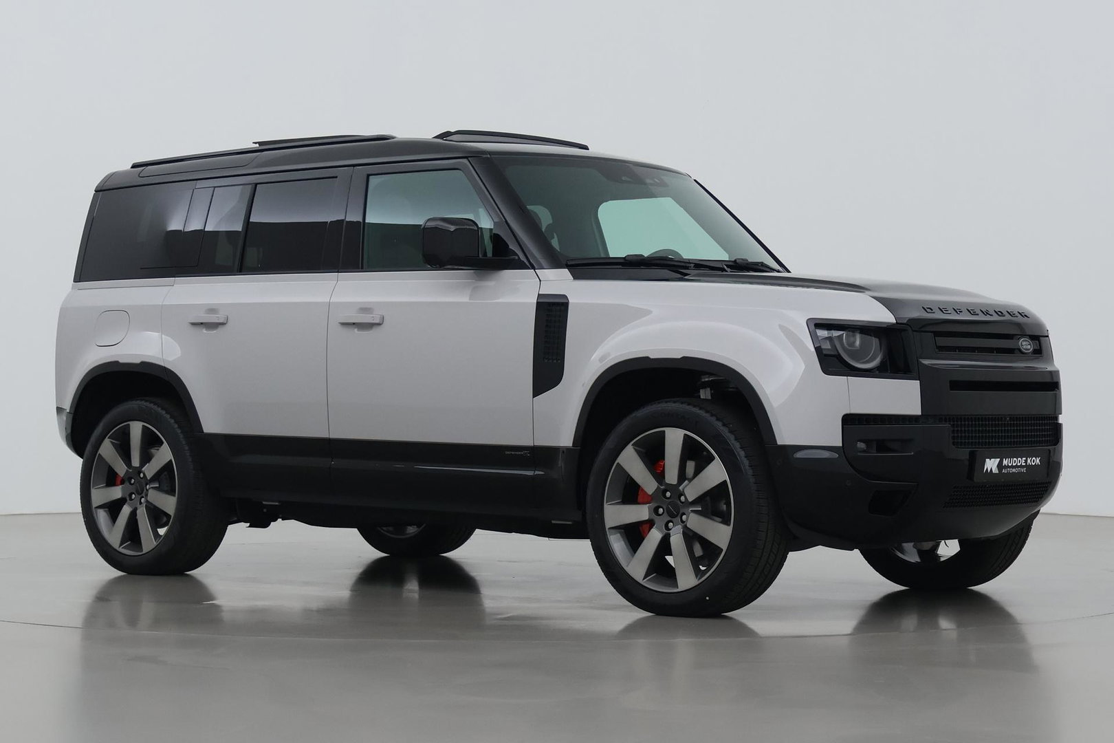 Land Rover Defender 2.0 P300e 110 X | FACELIFT | ClearSight | Meridian Surround | Trekhaak | Luchtvering | Koelbox | Panoramadak | 22 Inch