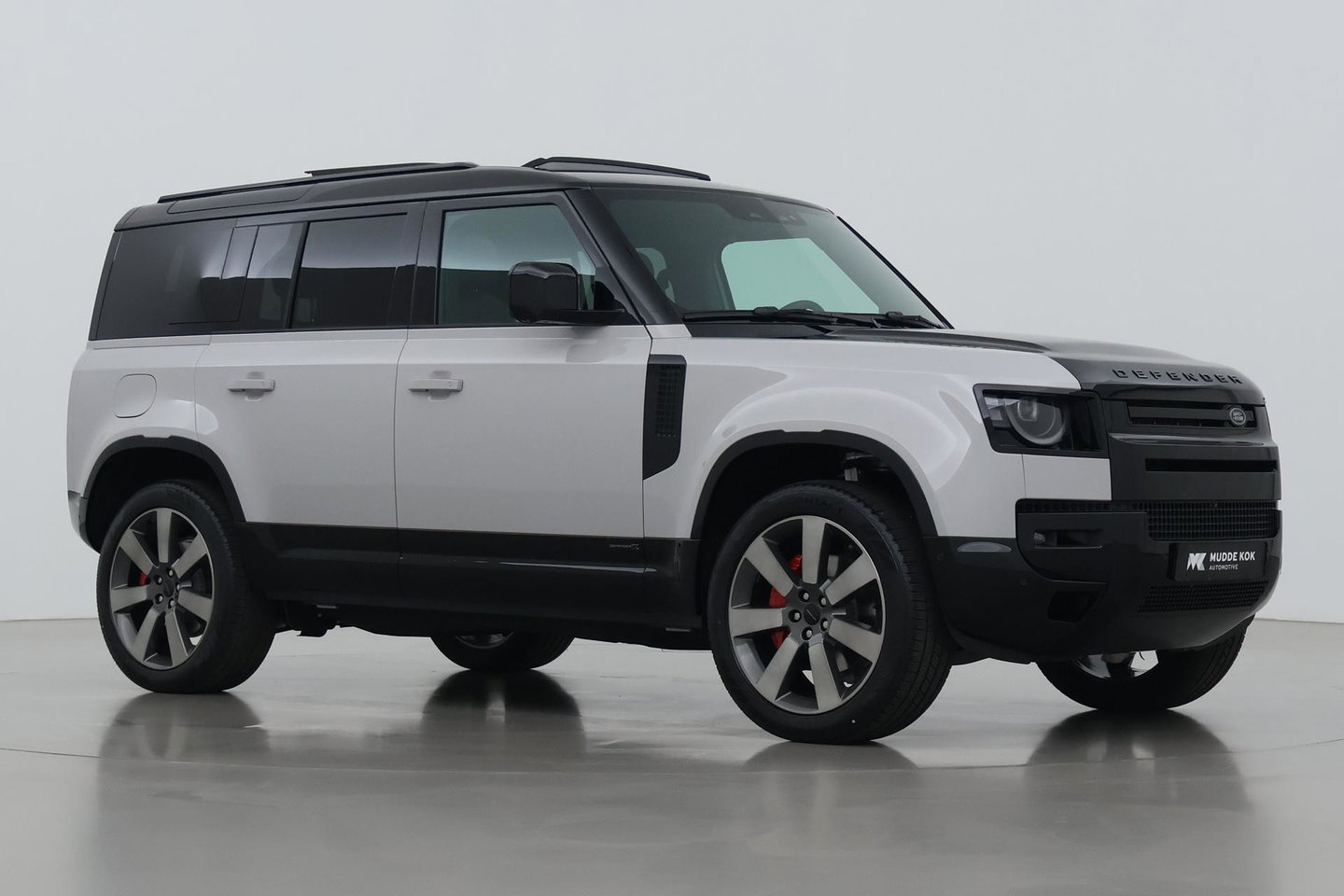 Land Rover Defender 2.0 P300e 110 X | FACELIFT | ClearSight | Meridian Surround | Trekhaak | Luchtvering | Koelbox | Panoramadak | 22 Inch