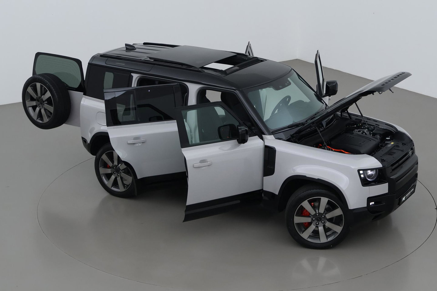 Land Rover Defender 2.0 P300e 110 X | FACELIFT | ClearSight | Meridian Surround | Trekhaak | Luchtvering | Koelbox | Panoramadak | 22 Inch
