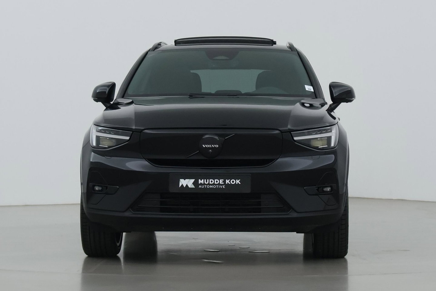 Volvo EX40 Twin Motor Plus Black Edition 82 kWh | ACC | Panoramadak | 360° Camera | Harman/Kardon | Stoel+Stuurverwarming | 20 Inch