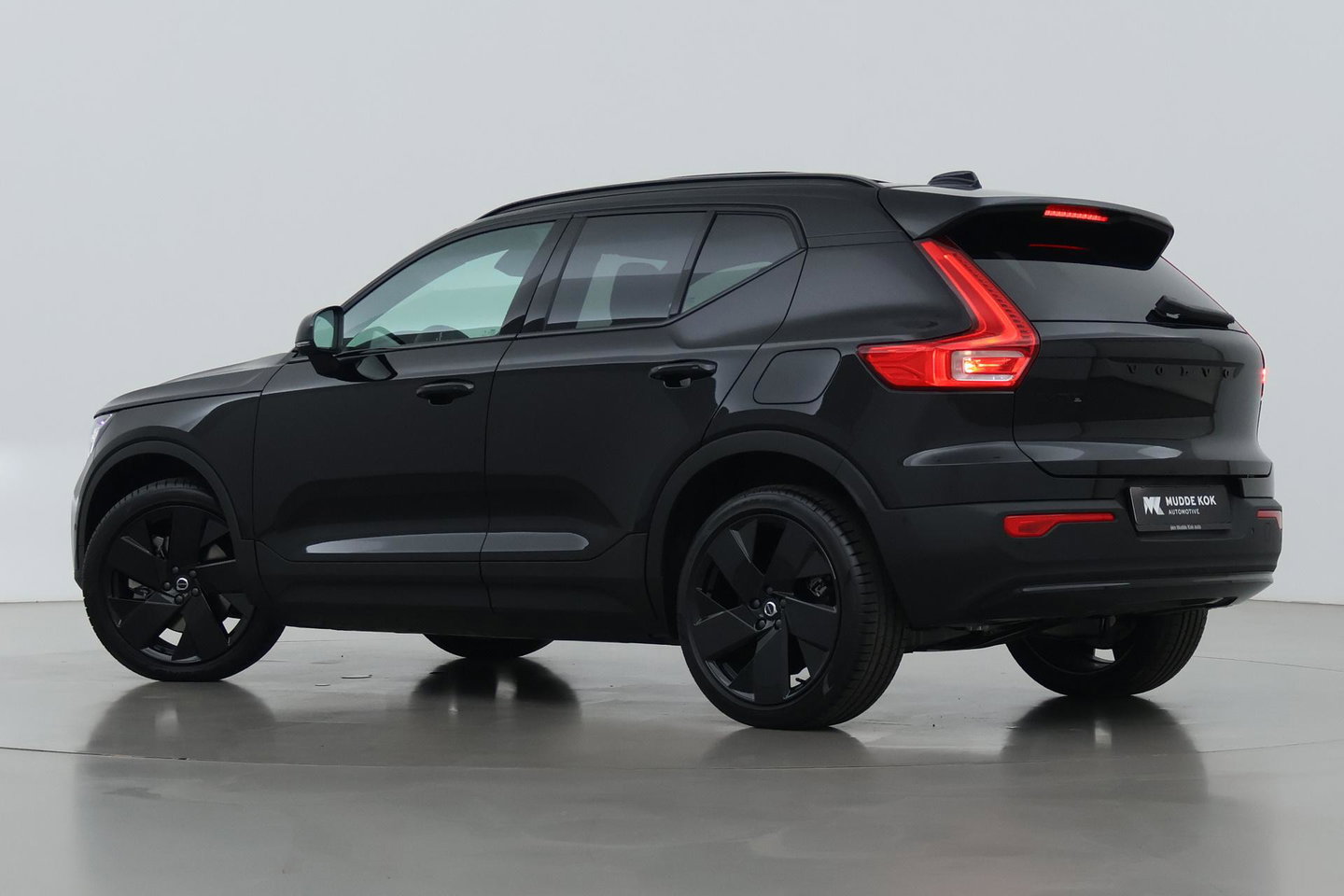 Volvo EX40 Twin Motor Plus Black Edition 82 kWh | ACC | Panoramadak | 360° Camera | Harman/Kardon | Stoel+Stuurverwarming | 20 Inch