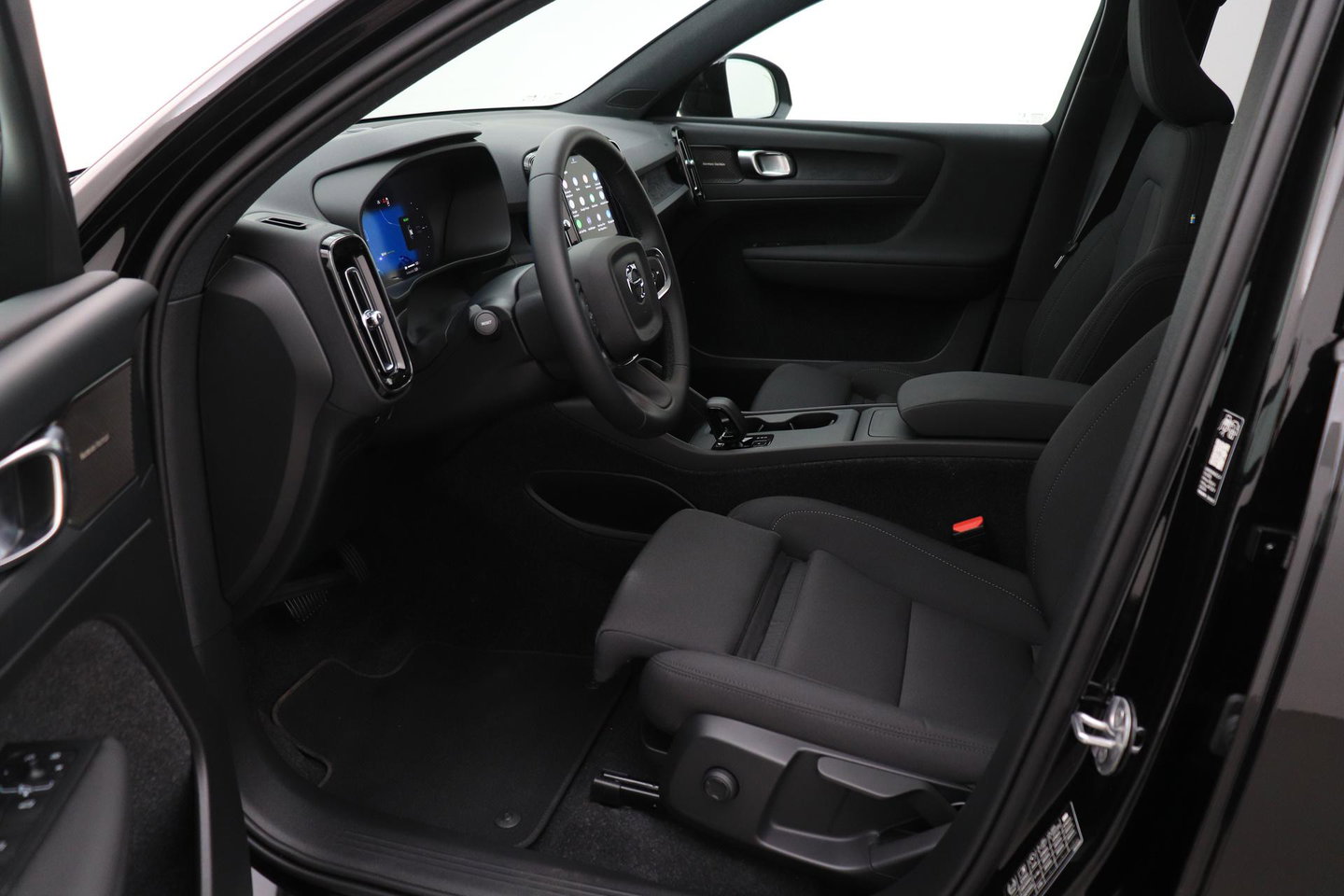 Volvo EX40 Twin Motor Plus Black Edition 82 kWh | ACC | Panoramadak | 360° Camera | Harman/Kardon | Stoel+Stuurverwarming | 20 Inch