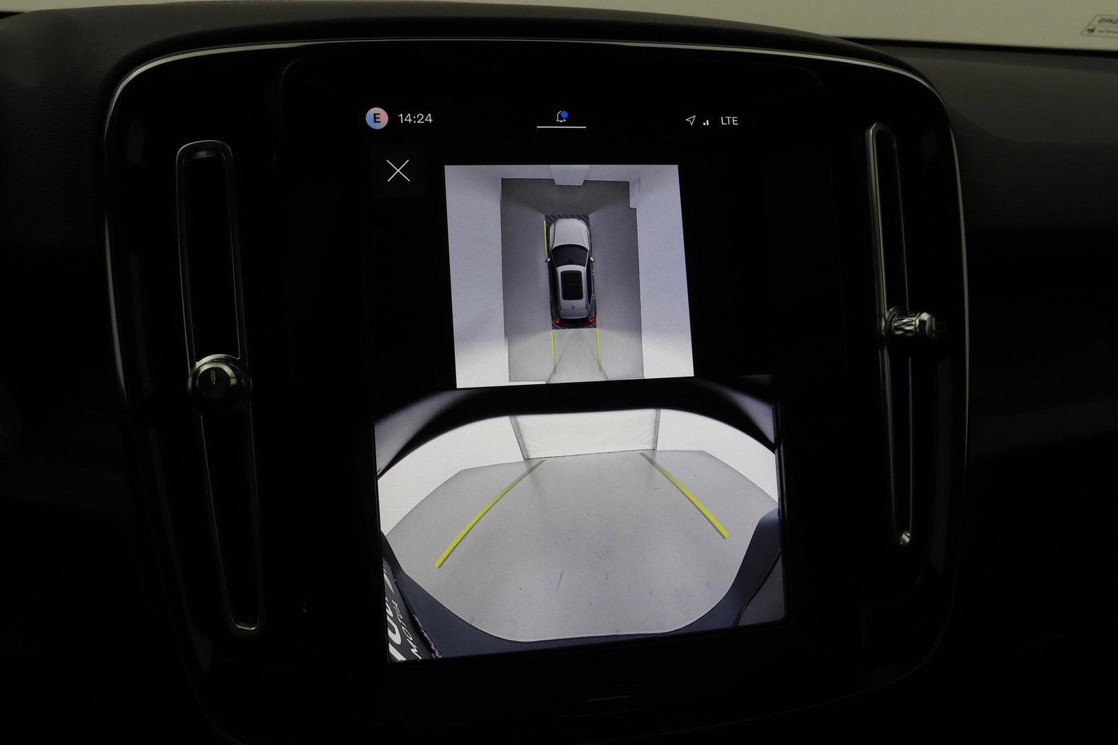Volvo EX40 Twin Motor Plus Black Edition 82 kWh | ACC | Panoramadak | 360° Camera | Harman/Kardon | Stoel+Stuurverwarming | 20 Inch