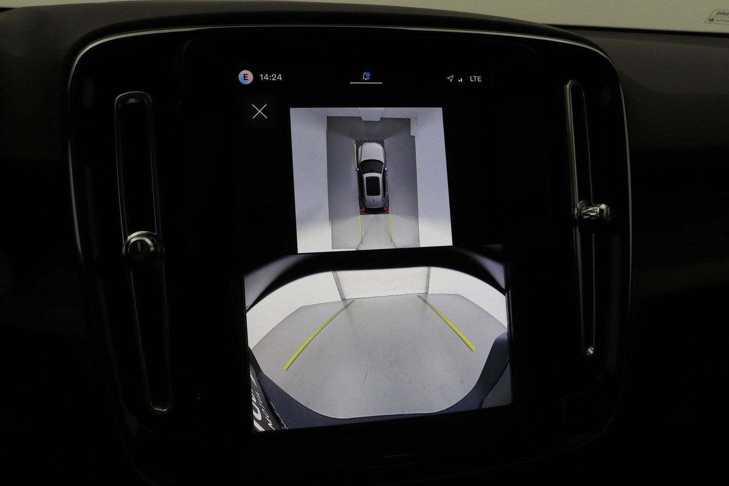 Volvo EX40 Twin Motor Plus Black Edition 82 kWh | ACC | Panoramadak | 360° Camera | Harman/Kardon | Stoel+Stuurverwarming | 20 Inch
