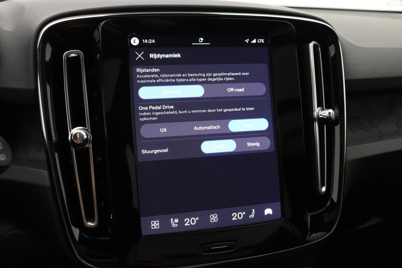 Volvo EX40 Twin Motor Plus Black Edition 82 kWh | ACC | Panoramadak | 360° Camera | Harman/Kardon | Stoel+Stuurverwarming | 20 Inch