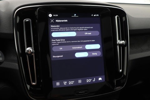 Volvo EX40 Twin Motor Plus Black Edition 82 kWh | ACC | Panoramadak | 360° Camera | Harman/Kardon | Stoel+Stuurverwarming | 20 Inch
