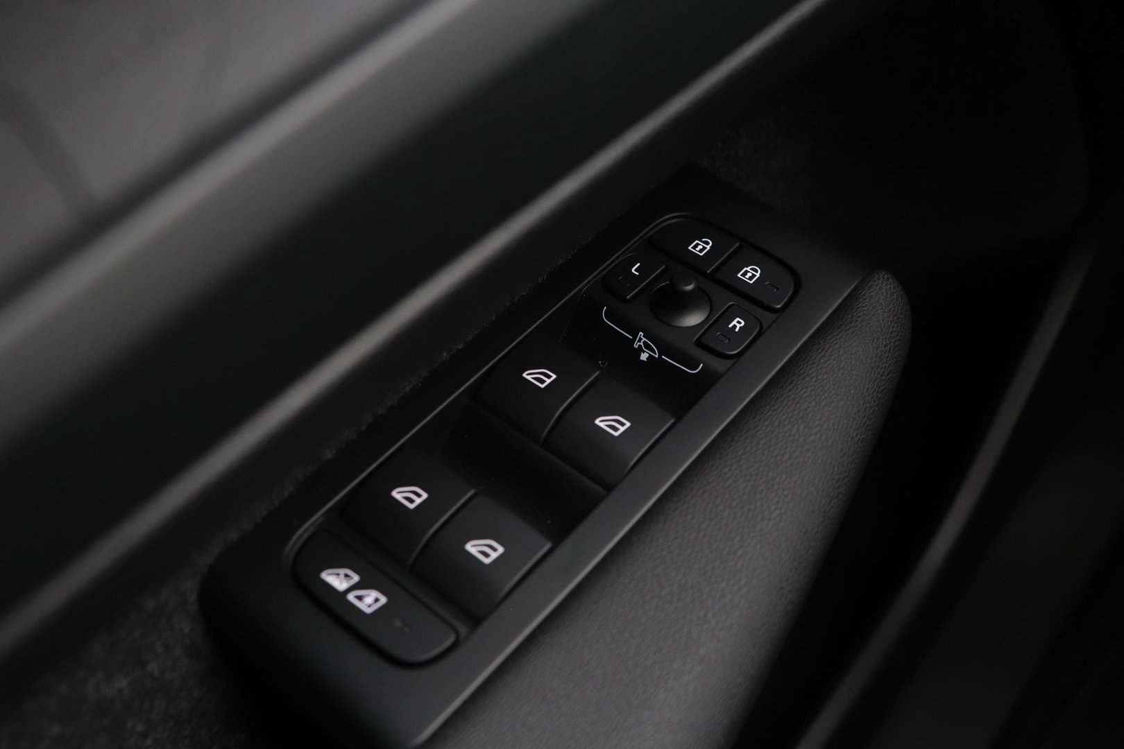 Volvo EX40 Twin Motor Plus Black Edition 82 kWh | ACC | Panoramadak | 360° Camera | Harman/Kardon | Stoel+Stuurverwarming | 20 Inch