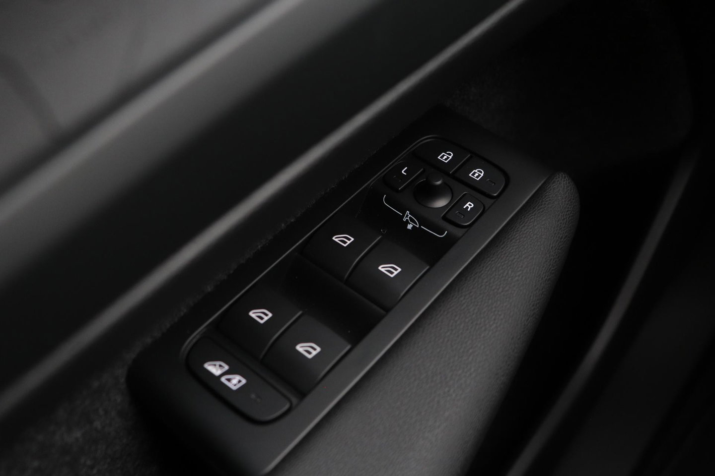 Volvo EX40 Twin Motor Plus Black Edition 82 kWh | ACC | Panoramadak | 360° Camera | Harman/Kardon | Stoel+Stuurverwarming | 20 Inch