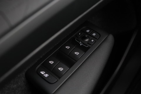 Volvo EX40 Twin Motor Plus Black Edition 82 kWh | ACC | Panoramadak | 360° Camera | Harman/Kardon | Stoel+Stuurverwarming | 20 Inch