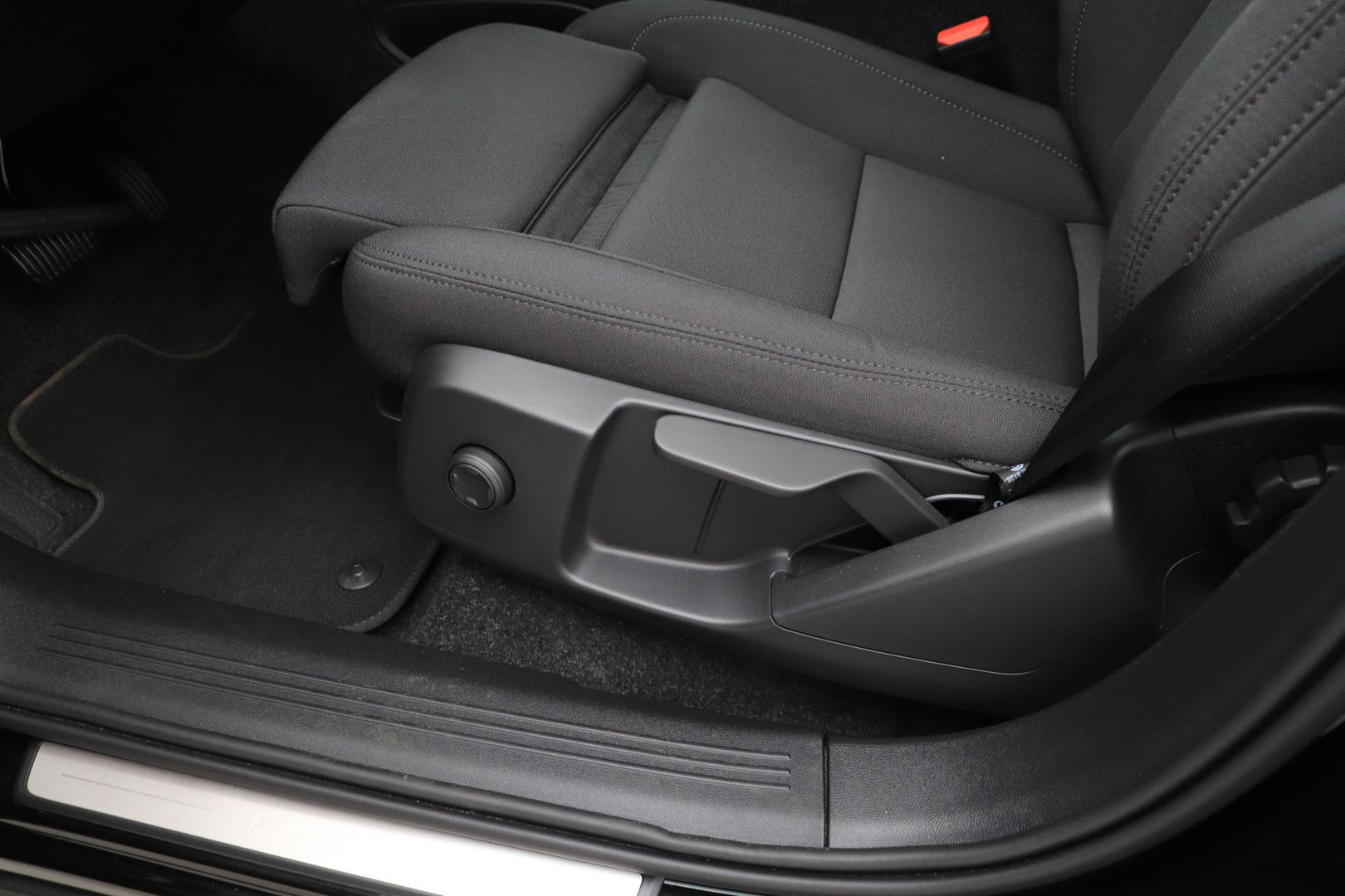 Volvo EX40 Twin Motor Plus Black Edition 82 kWh | ACC | Panoramadak | 360° Camera | Harman/Kardon | Stoel+Stuurverwarming | 20 Inch