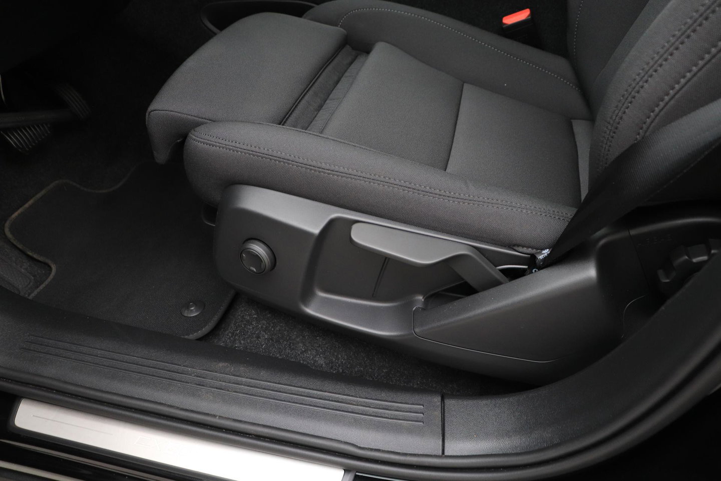 Volvo EX40 Twin Motor Plus Black Edition 82 kWh | ACC | Panoramadak | 360° Camera | Harman/Kardon | Stoel+Stuurverwarming | 20 Inch