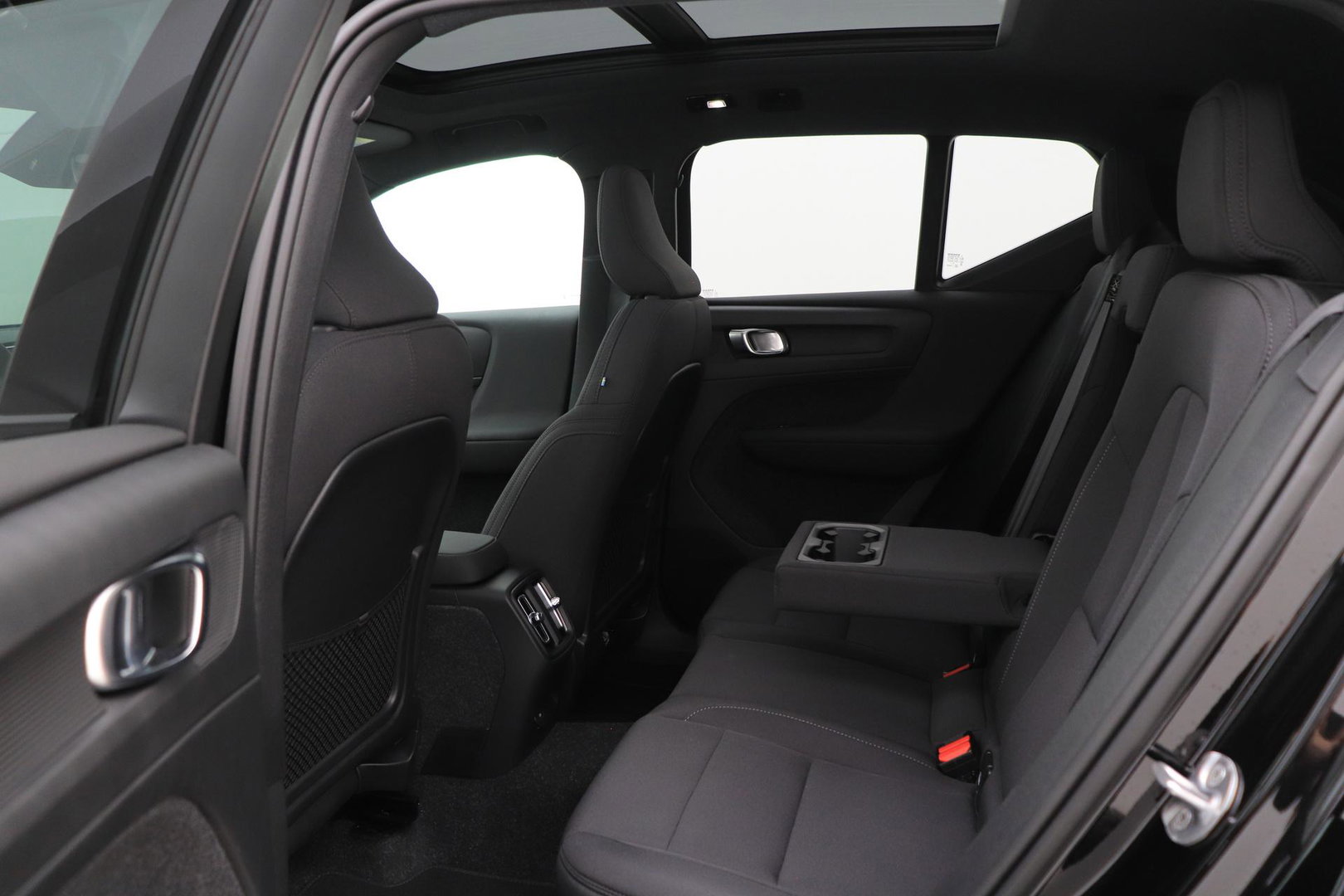 Volvo EX40 Twin Motor Plus Black Edition 82 kWh | ACC | Panoramadak | 360° Camera | Harman/Kardon | Stoel+Stuurverwarming | 20 Inch