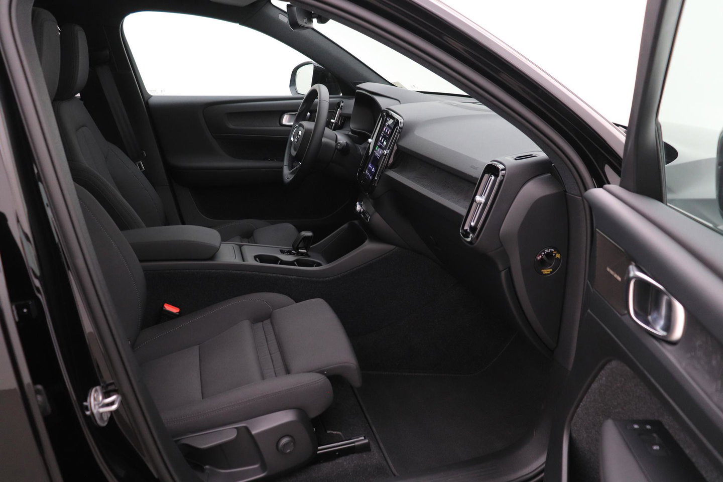 Volvo EX40 Twin Motor Plus Black Edition 82 kWh | ACC | Panoramadak | 360° Camera | Harman/Kardon | Stoel+Stuurverwarming | 20 Inch