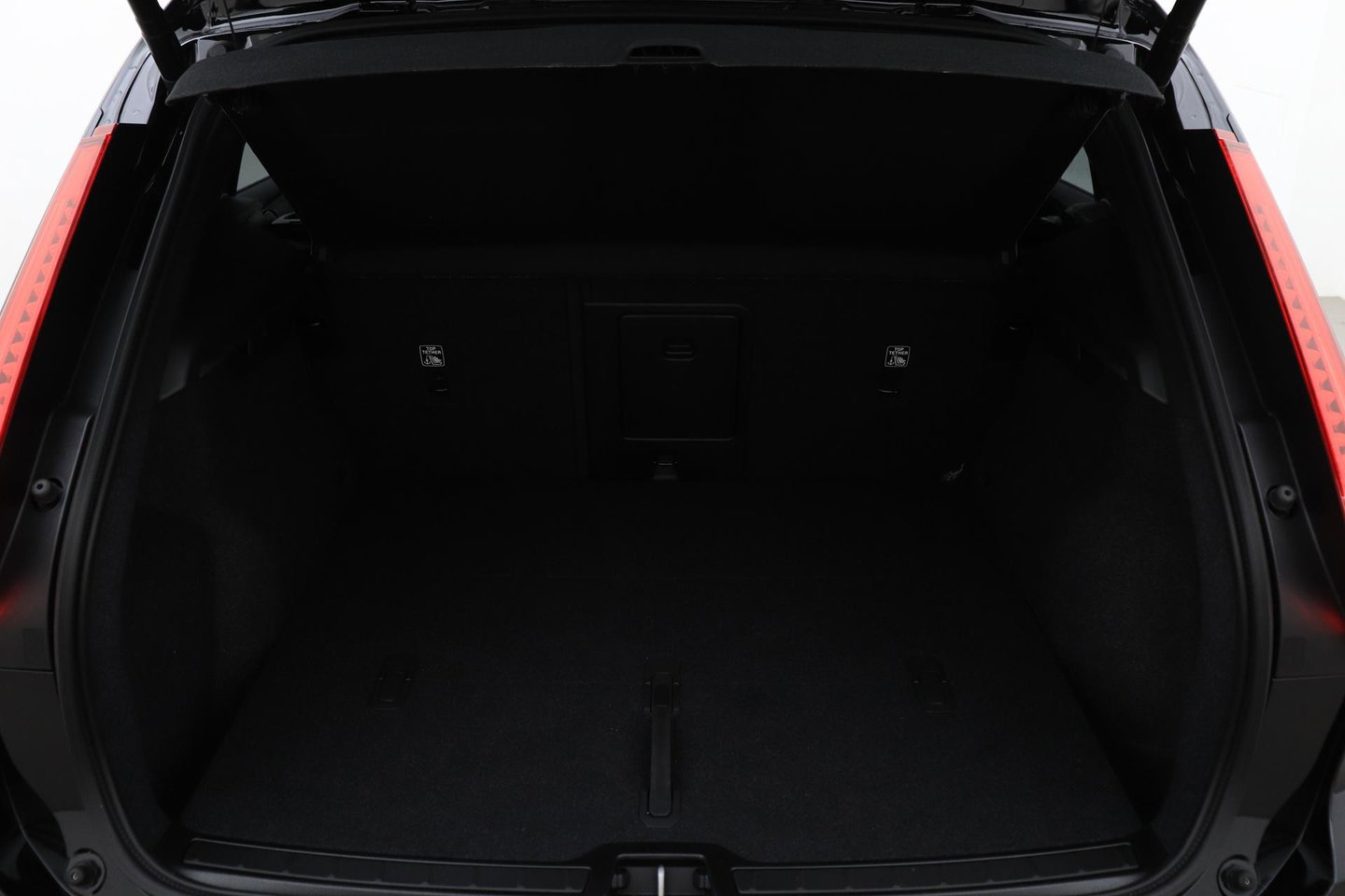 Volvo EX40 Twin Motor Plus Black Edition 82 kWh | ACC | Panoramadak | 360° Camera | Harman/Kardon | Stoel+Stuurverwarming | 20 Inch
