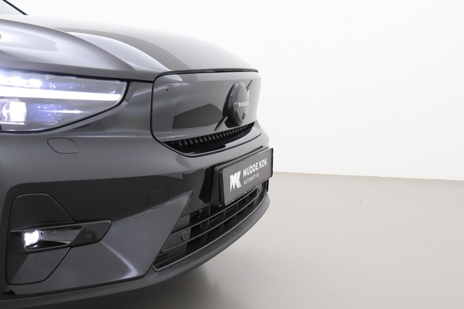 Volvo EX40 Twin Motor Plus Black Edition 82 kWh | ACC | Panoramadak | 360° Camera | Harman/Kardon | Stoel+Stuurverwarming | 20 Inch