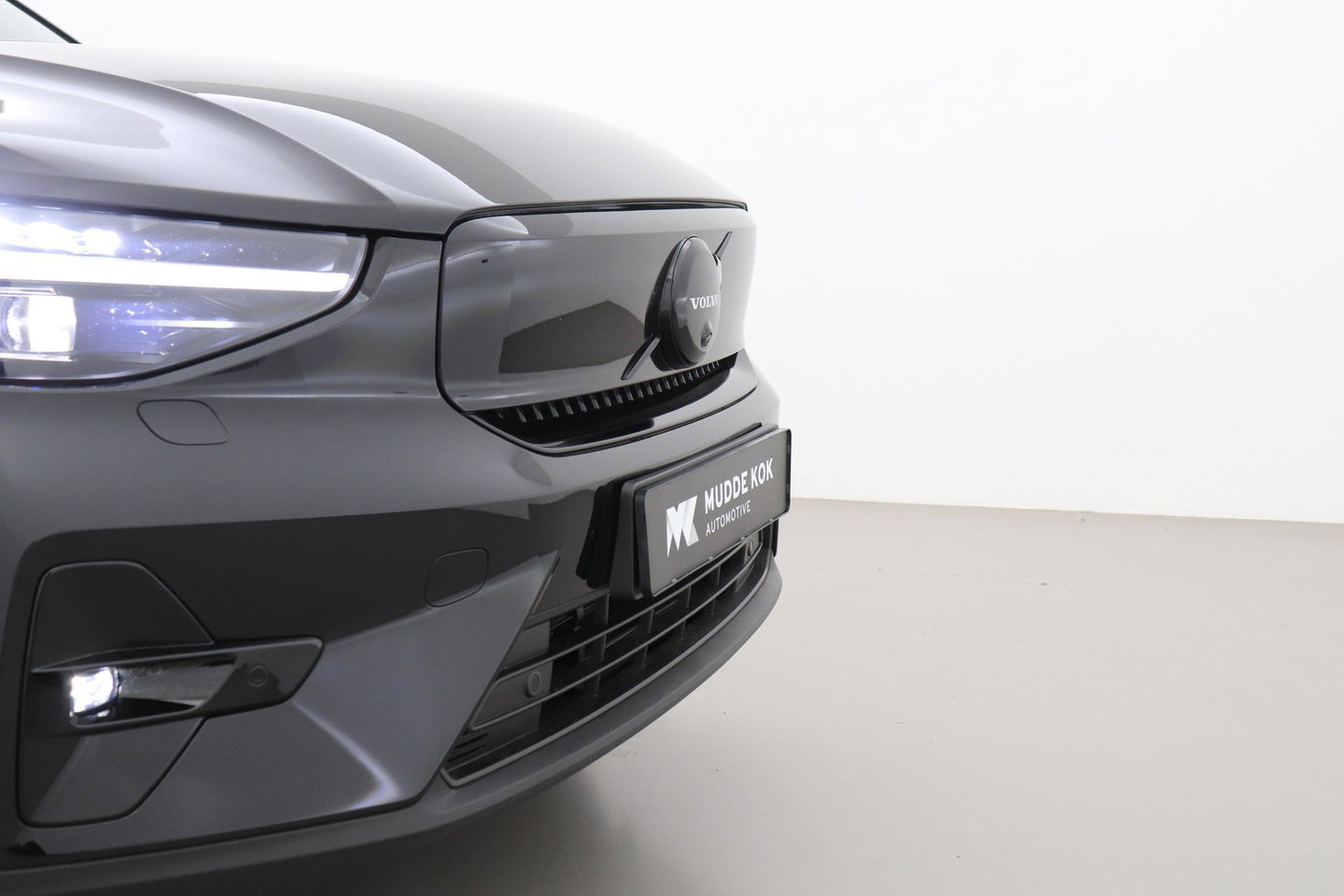 Volvo EX40 Twin Motor Plus Black Edition 82 kWh | ACC | Panoramadak | 360° Camera | Harman/Kardon | Stoel+Stuurverwarming | 20 Inch