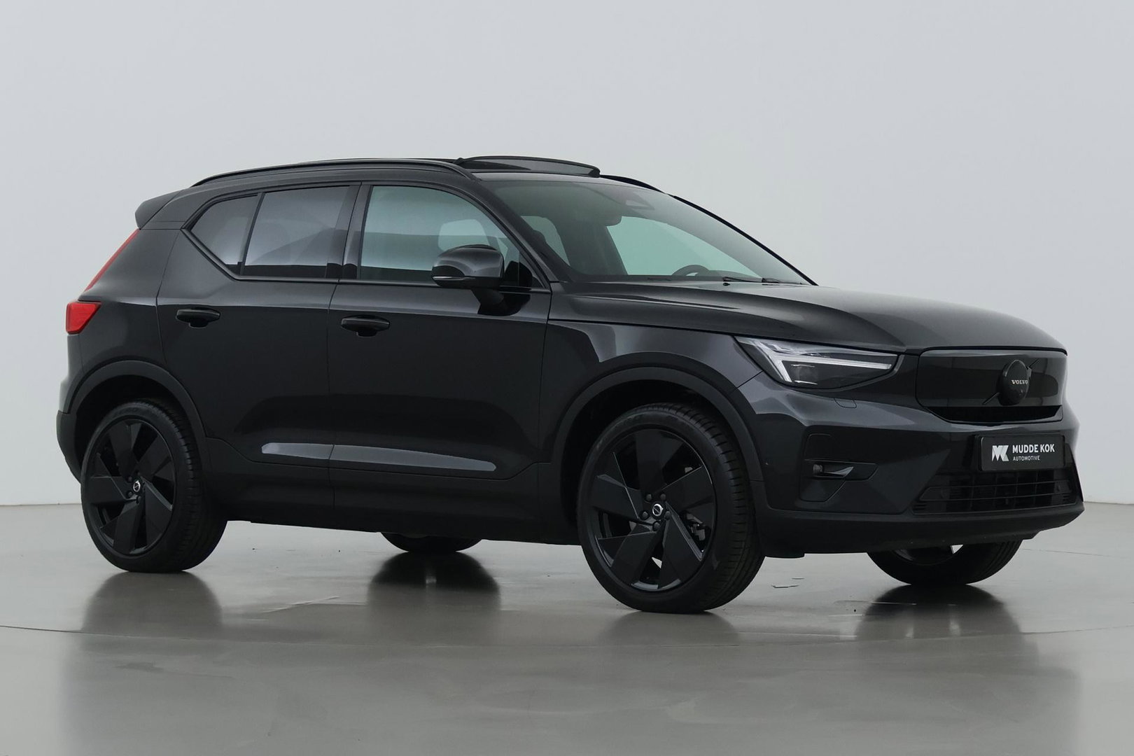 Volvo EX40 Twin Motor Plus Black Edition 82 kWh | ACC | Panoramadak | 360° Camera | Harman/Kardon | Stoel+Stuurverwarming | 20 Inch