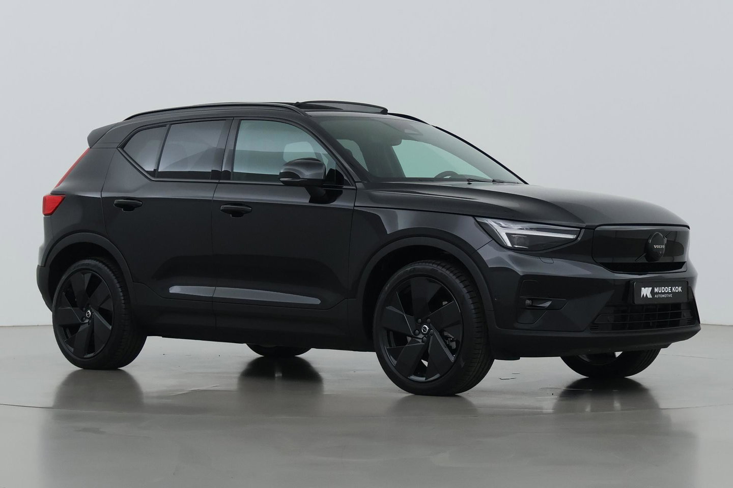 Volvo EX40 Twin Motor Plus Black Edition 82 kWh | ACC | Panoramadak | 360° Camera | Harman/Kardon | Stoel+Stuurverwarming | 20 Inch
