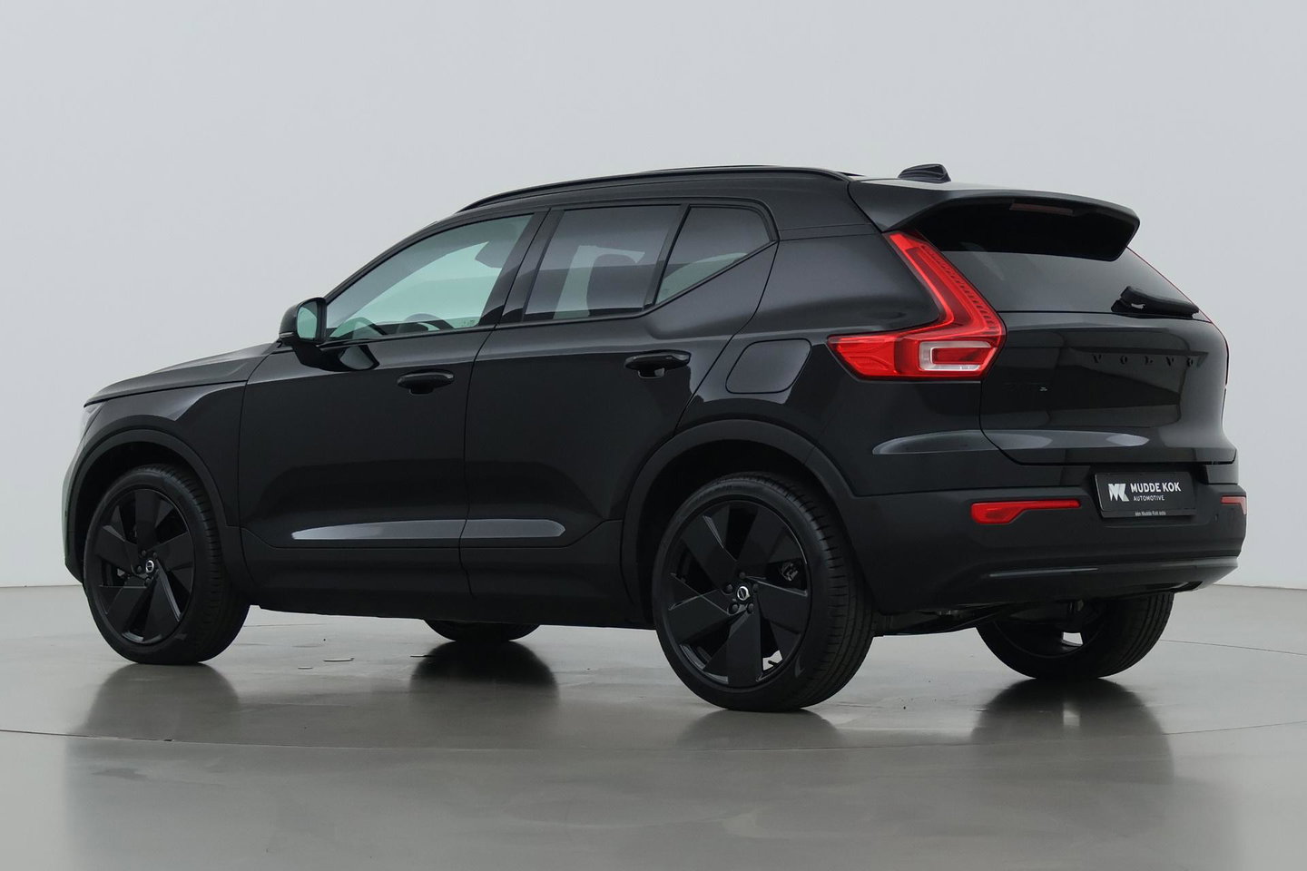 Volvo EX40 Twin Motor Plus Black Edition 82 kWh | ACC | Panoramadak | 360° Camera | Harman/Kardon | Stoel+Stuurverwarming | 20 Inch