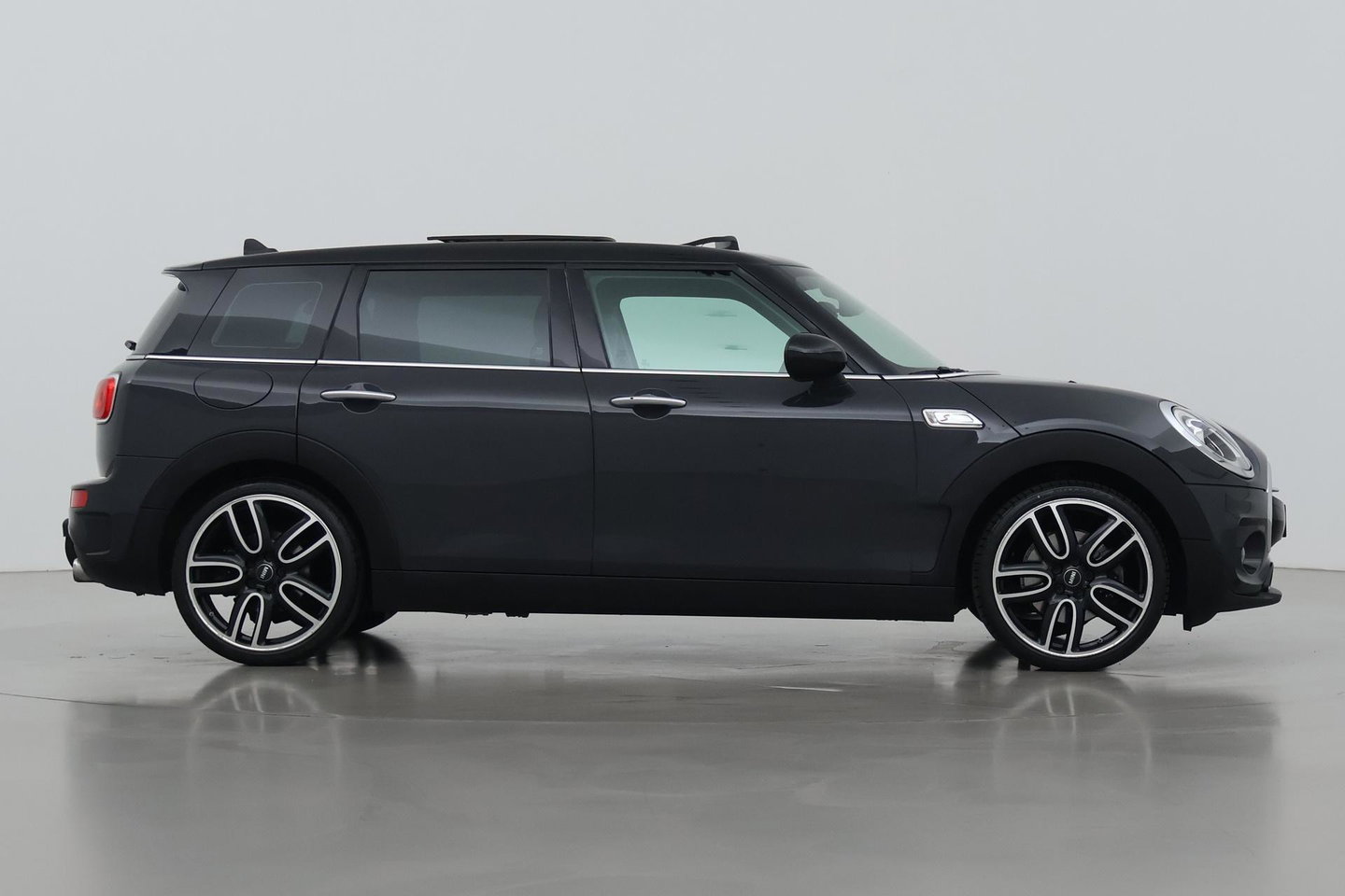 MINI Clubman 2.0 Cooper S Chili Serious Business | Panoramadak | Trekhaak | Keyless | Stoelverwarming | LED | 19 Inch