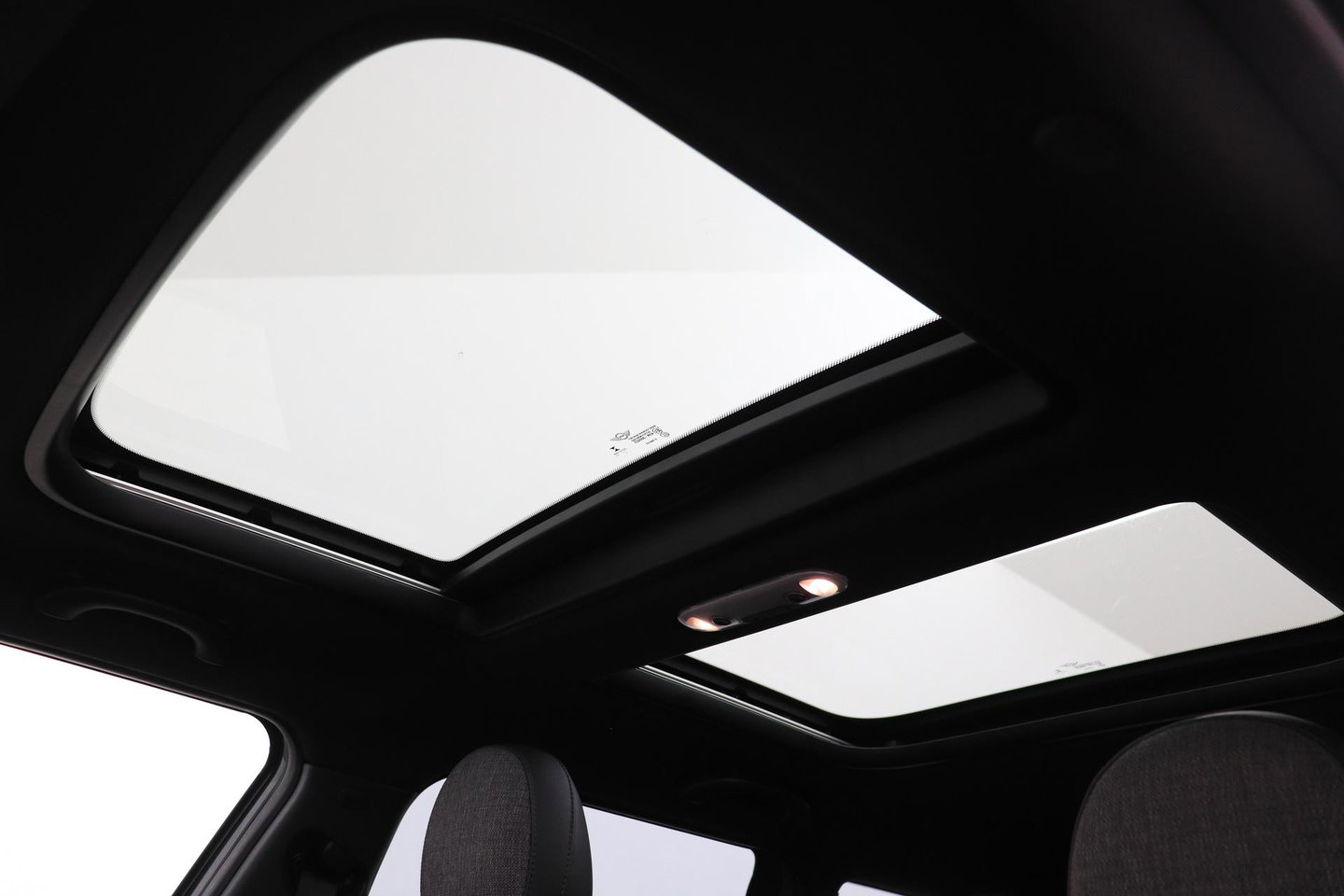 MINI Clubman 2.0 Cooper S Chili Serious Business | Panoramadak | Trekhaak | Keyless | Stoelverwarming | LED | 19 Inch