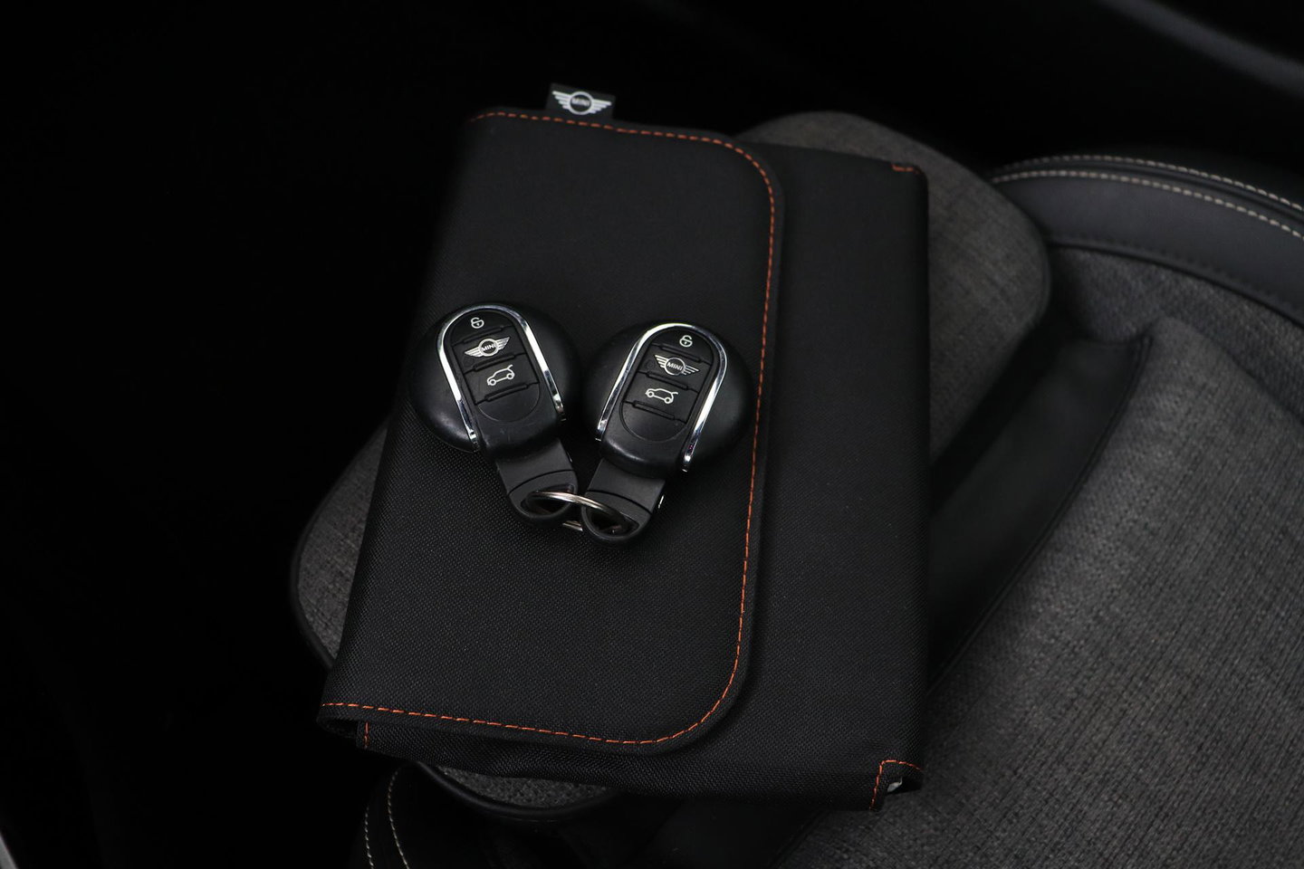 MINI Clubman 2.0 Cooper S Chili Serious Business | Panoramadak | Trekhaak | Keyless | Stoelverwarming | LED | 19 Inch