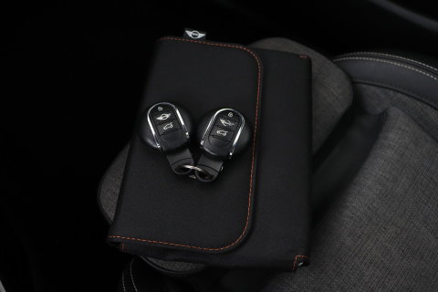 MINI Clubman 2.0 Cooper S Chili Serious Business | Panoramadak | Trekhaak | Keyless | Stoelverwarming | LED | 19 Inch