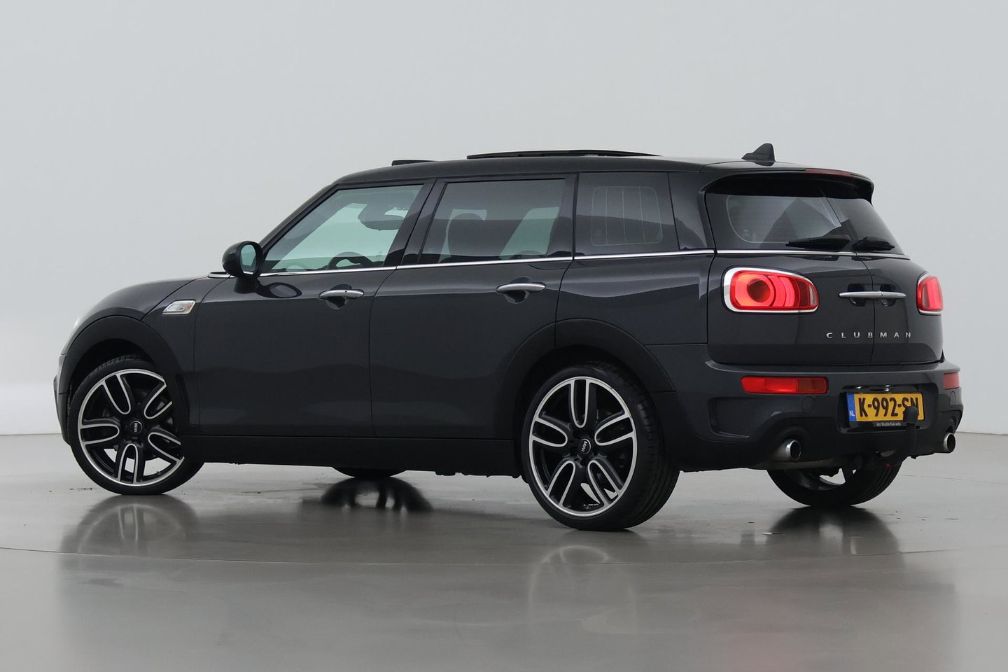 MINI Clubman 2.0 Cooper S Chili Serious Business | Panoramadak | Trekhaak | Keyless | Stoelverwarming | LED | 19 Inch