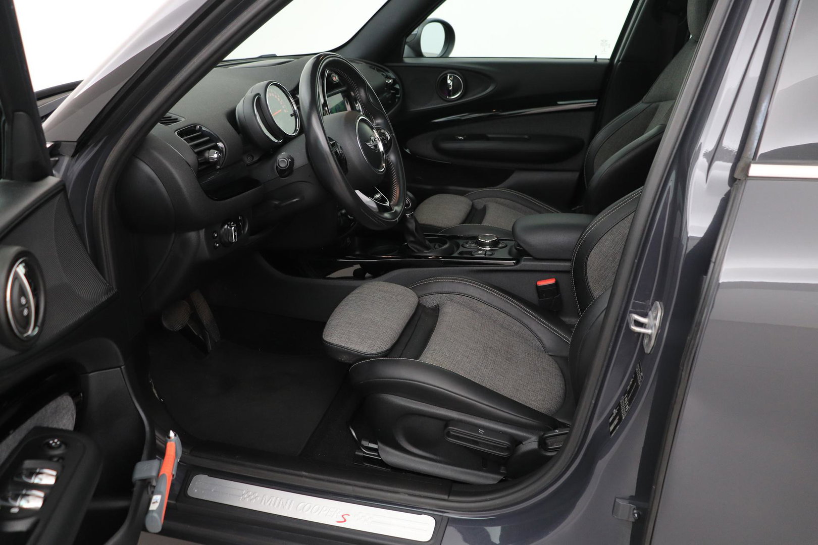 MINI Clubman 2.0 Cooper S Chili Serious Business | Panoramadak | Trekhaak | Keyless | Stoelverwarming | LED | 19 Inch