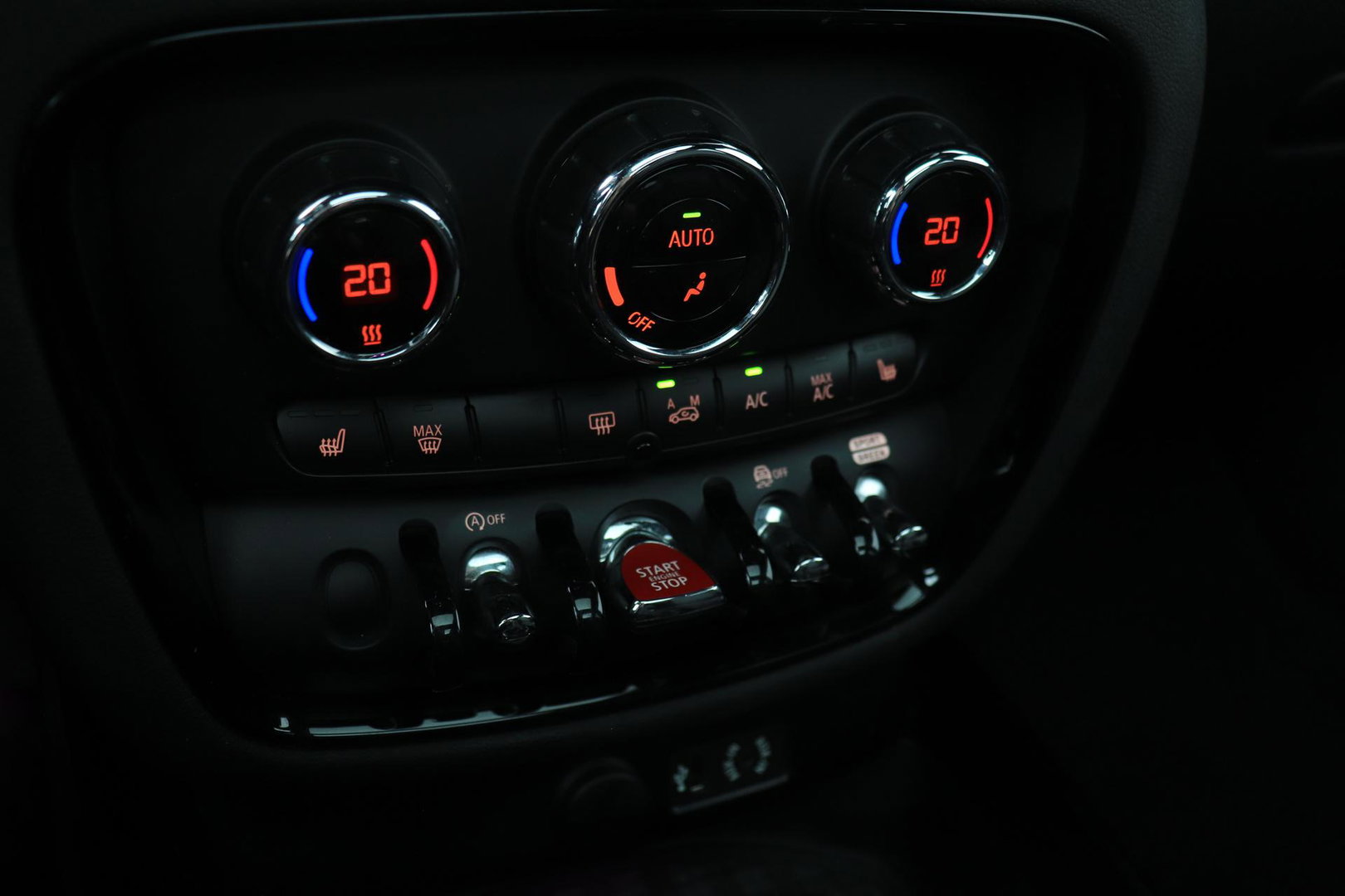 MINI Clubman 2.0 Cooper S Chili Serious Business | Panoramadak | Trekhaak | Keyless | Stoelverwarming | LED | 19 Inch