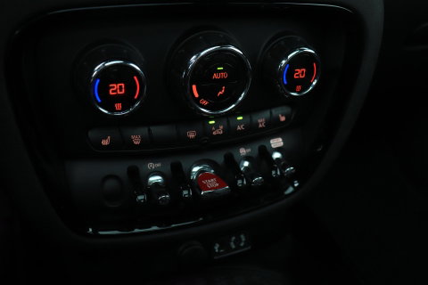 MINI Clubman 2.0 Cooper S Chili Serious Business | Panoramadak | Trekhaak | Keyless | Stoelverwarming | LED | 19 Inch