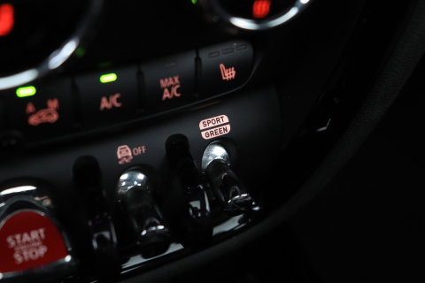 MINI Clubman 2.0 Cooper S Chili Serious Business | Panoramadak | Trekhaak | Keyless | Stoelverwarming | LED | 19 Inch