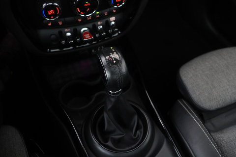 MINI Clubman 2.0 Cooper S Chili Serious Business | Panoramadak | Trekhaak | Keyless | Stoelverwarming | LED | 19 Inch
