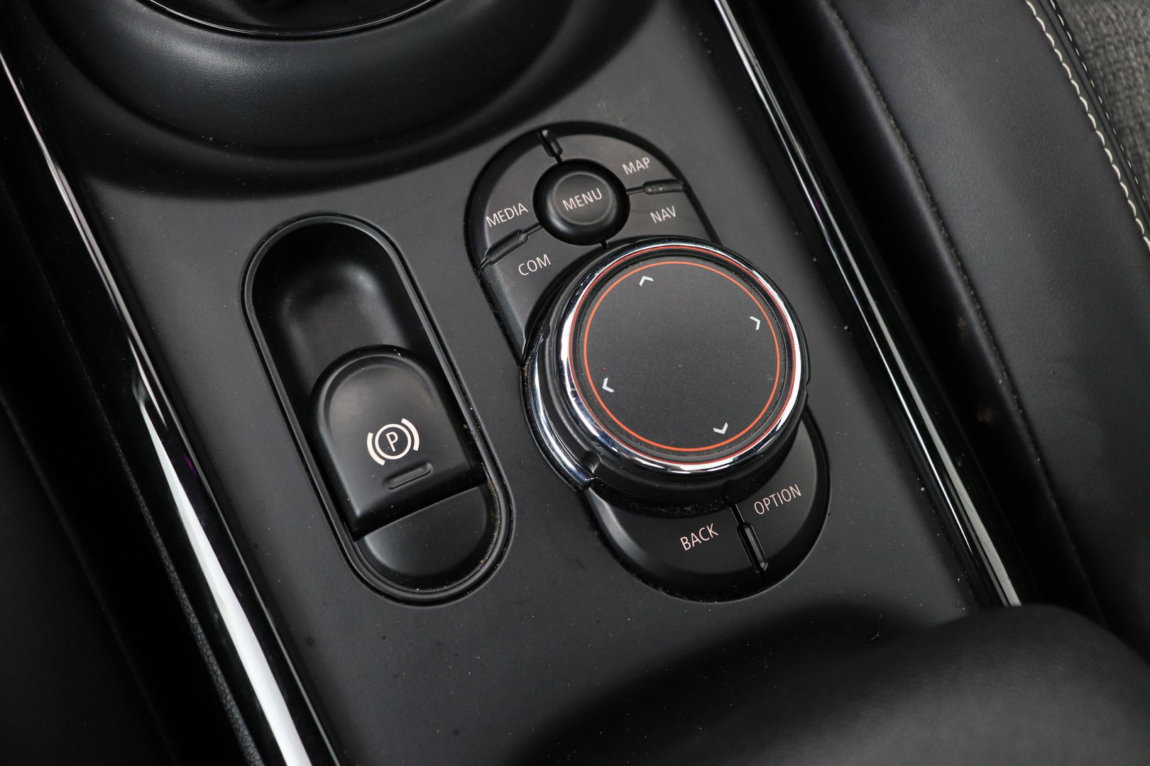 MINI Clubman 2.0 Cooper S Chili Serious Business | Panoramadak | Trekhaak | Keyless | Stoelverwarming | LED | 19 Inch