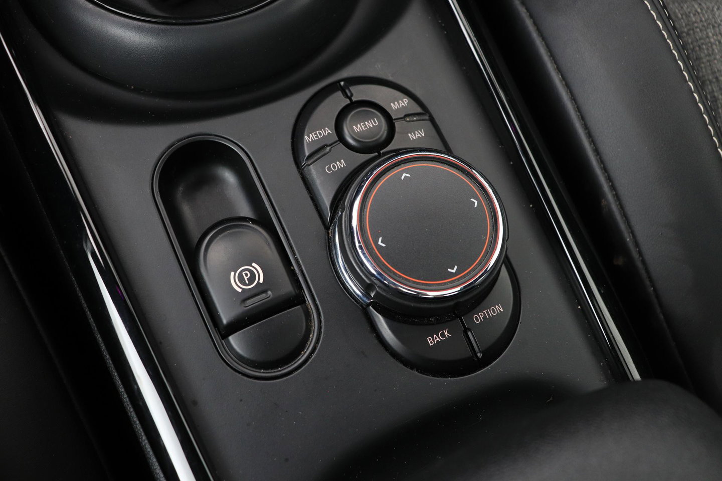 MINI Clubman 2.0 Cooper S Chili Serious Business | Panoramadak | Trekhaak | Keyless | Stoelverwarming | LED | 19 Inch