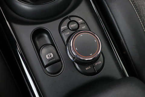 MINI Clubman 2.0 Cooper S Chili Serious Business | Panoramadak | Trekhaak | Keyless | Stoelverwarming | LED | 19 Inch
