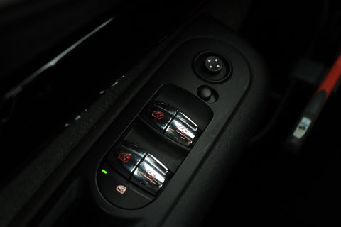MINI Clubman 2.0 Cooper S Chili Serious Business | Panoramadak | Trekhaak | Keyless | Stoelverwarming | LED | 19 Inch
